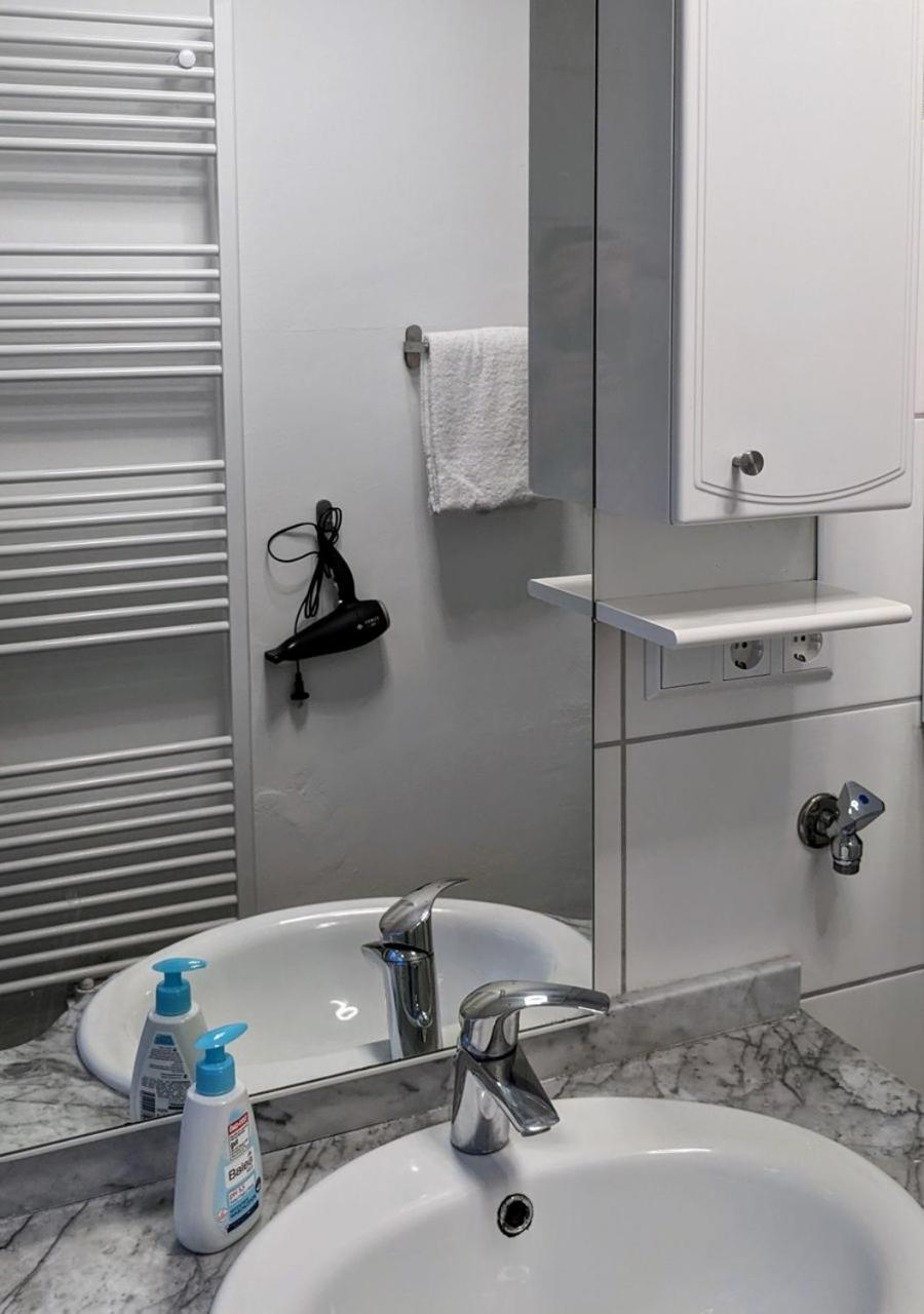 65Qm Altbaucharme Mit Zwei Balkonen Apartamento Karlsruhe Exterior foto